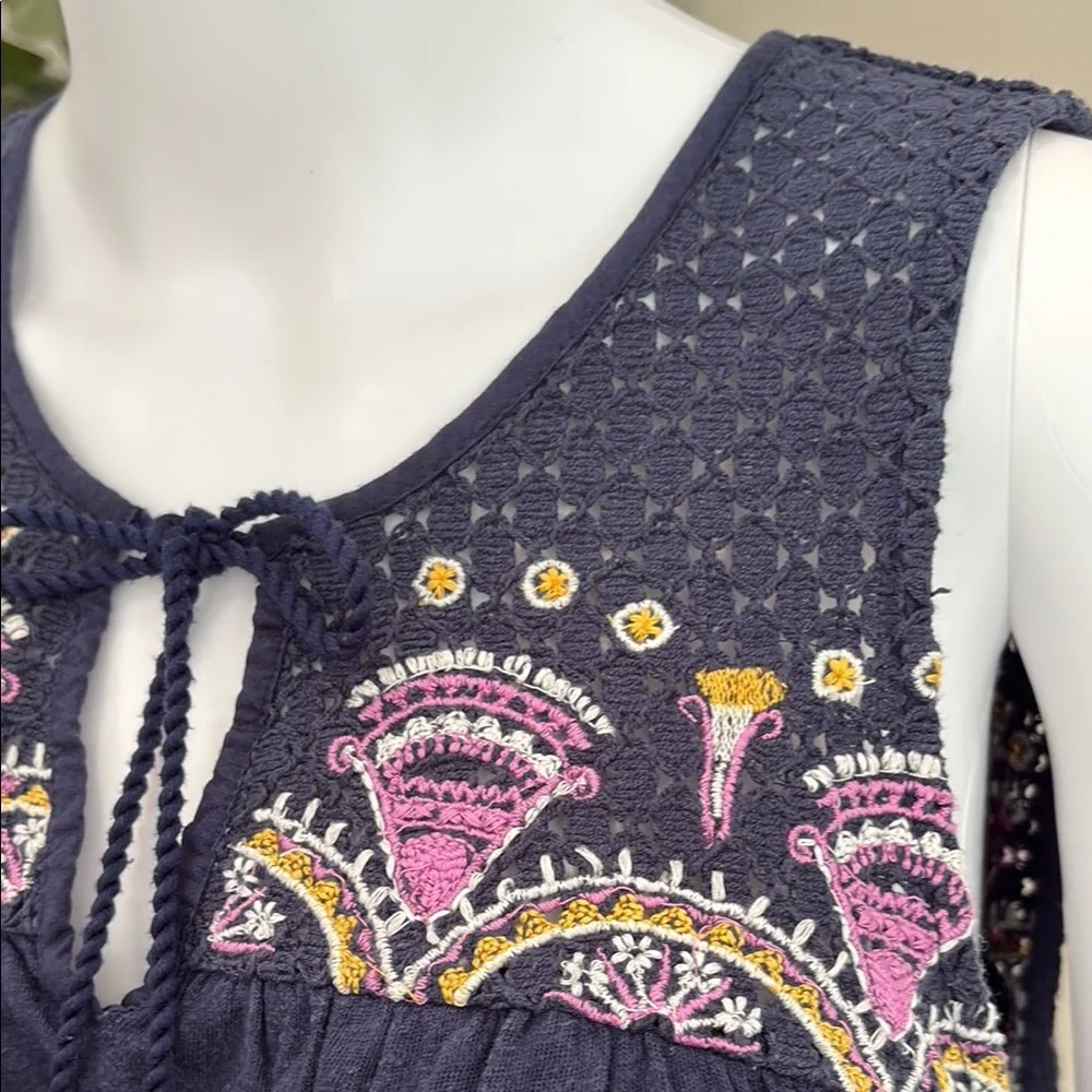 Anthropologie Akemi + Kin Crochet Williston Embroidered Tank Womens Size M Navy - Picture 3 of 14